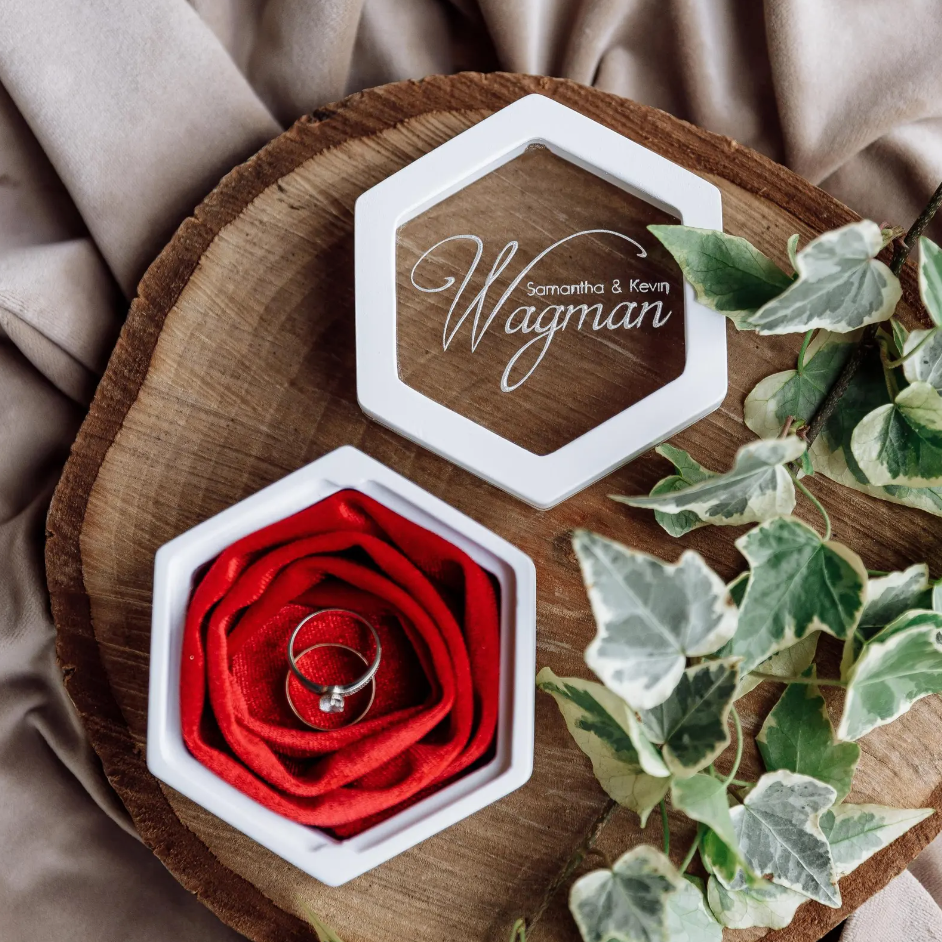 шкатулки для обручок
Шкатулка для обручальных колец
Весільна скринька для обручок
Коробочка для обручок
Дерев’яна шкатулка для обручок
Підставка для обручок
Скринька для каблучки