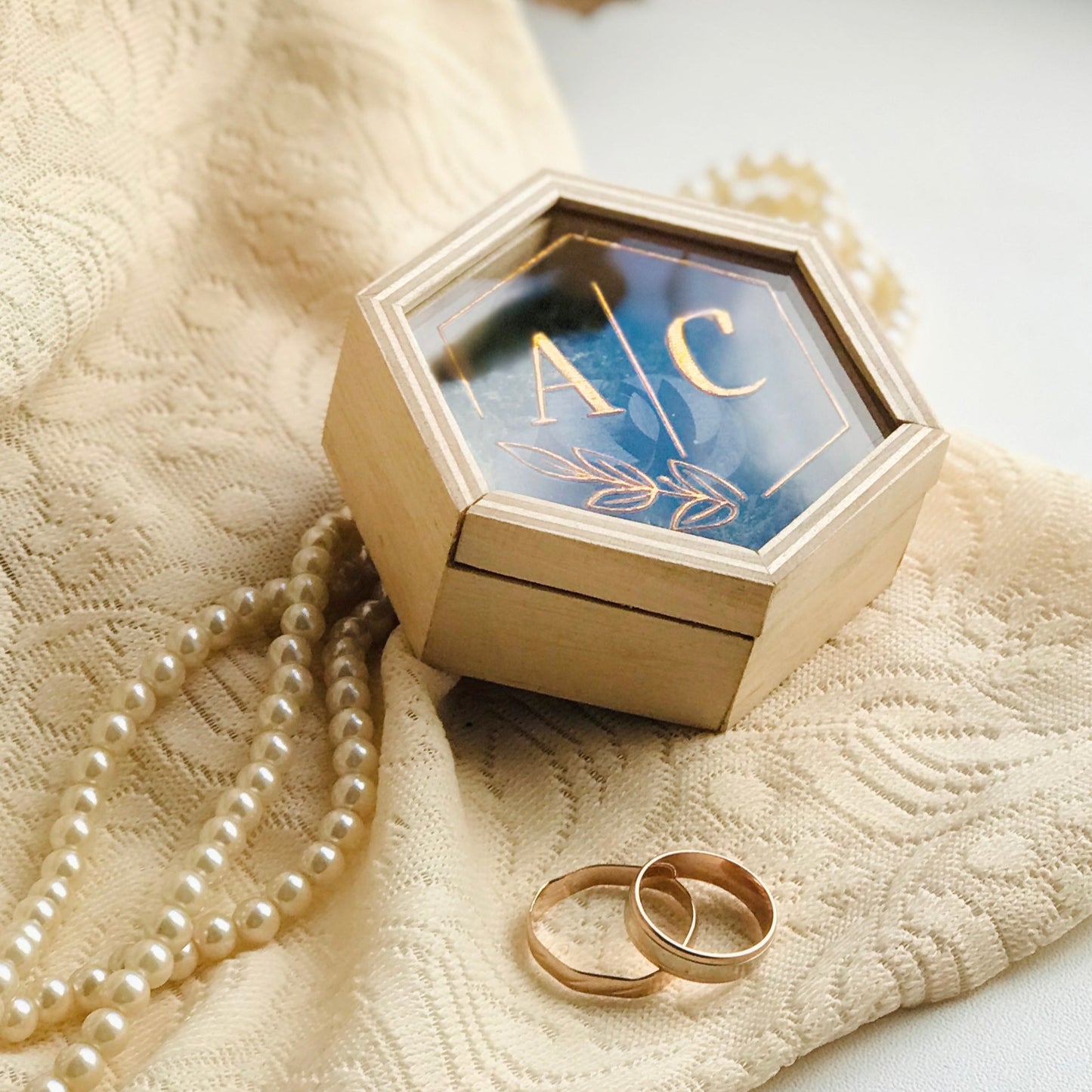 Compact box for wedding rings ∙ Hexagon BEIGE