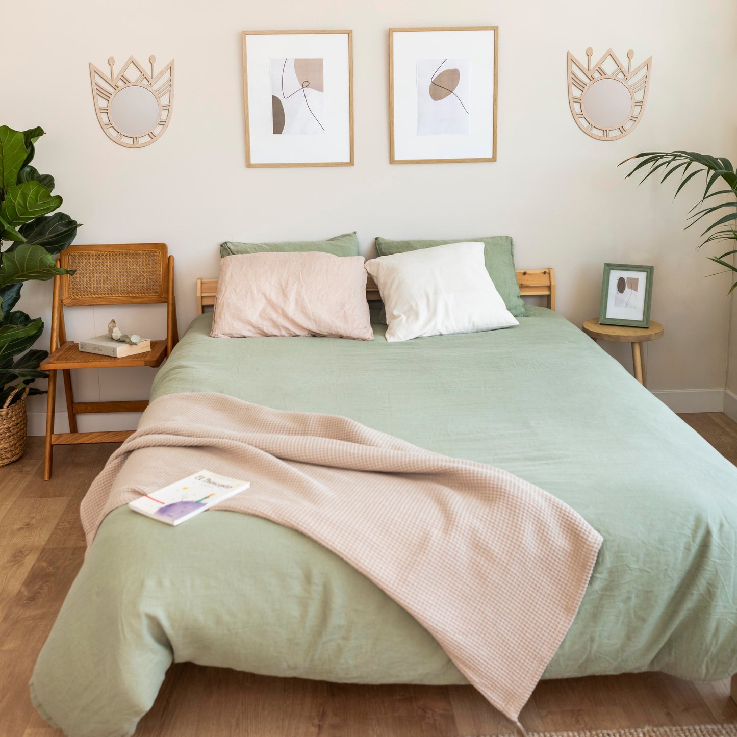 Дзеркало настінне, 
Дзеркала настінні, 
невелике дзеркальце, 
Настінне дзеркало, 
дзеркало в спальню, 
Дзеркало в рамі,