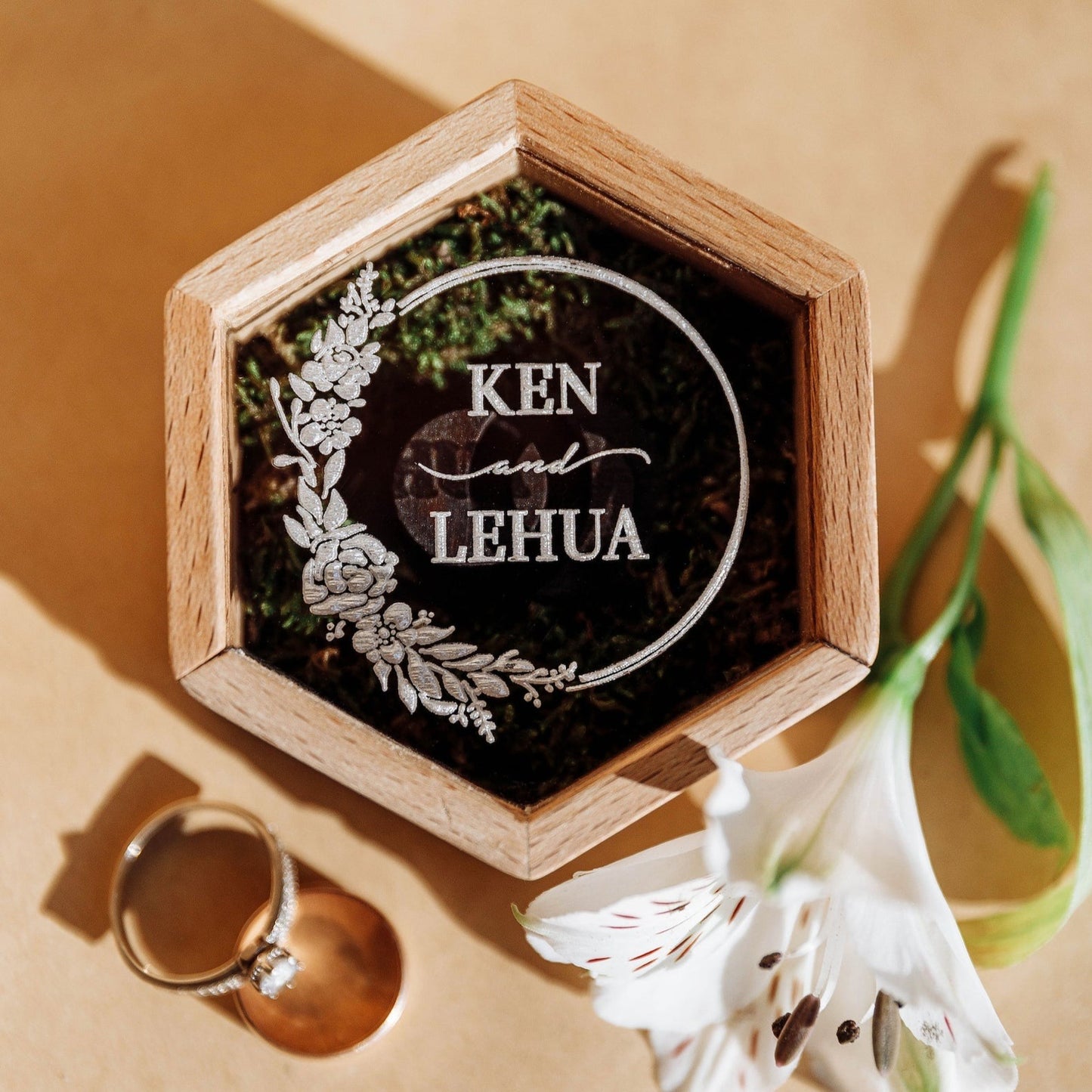 Compact box for wedding rings ∙ Hexagon BEIGE