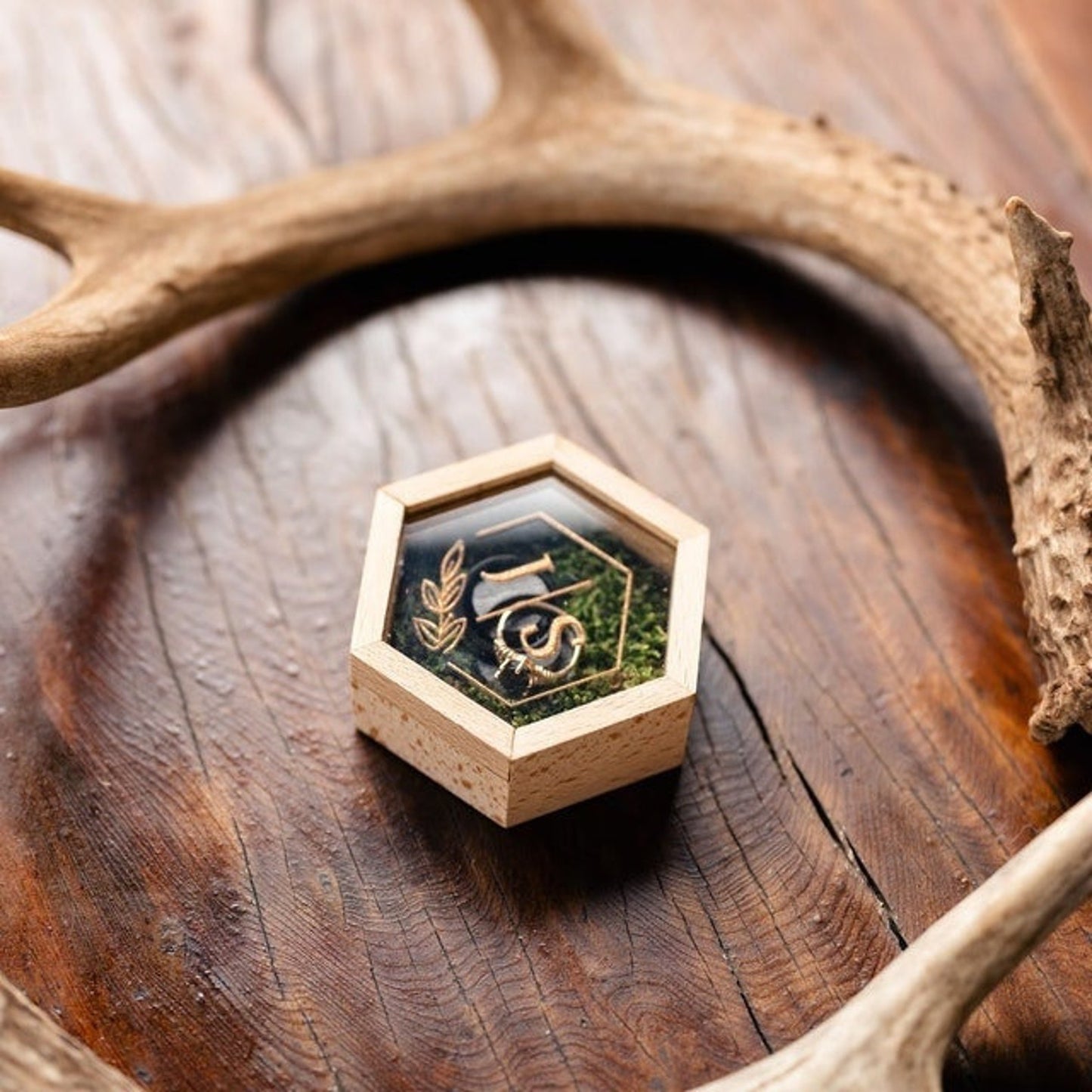 Compact box for wedding rings ∙ Hexagon BEIGE