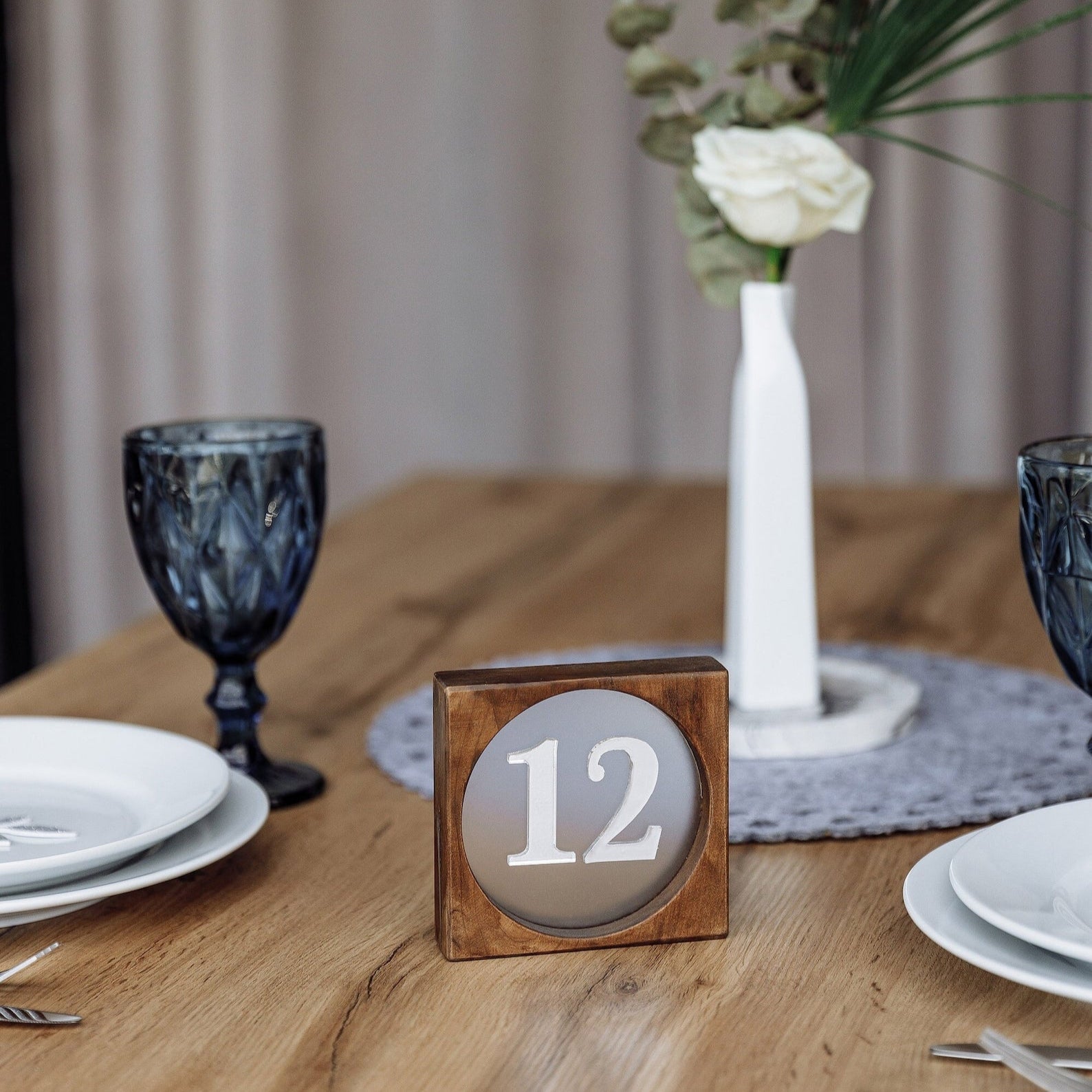 номерки для столу
Розсадка
Номер на стіл 
Номери на столах на весіллі 
Таблички з номером на стіл 
Номерація столів