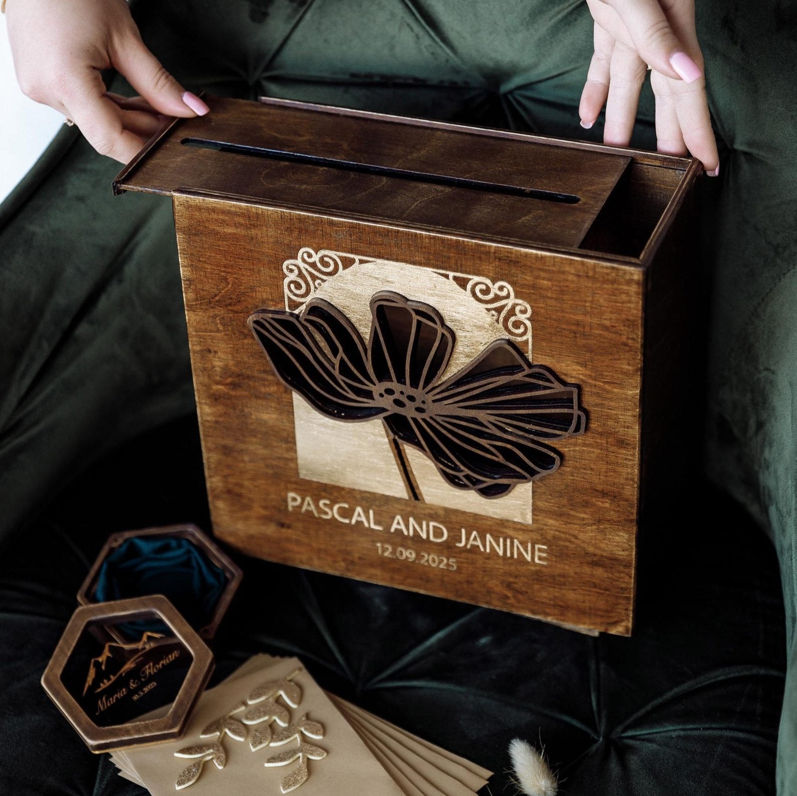 Товари для весілля
Весільний декор
Коробка для грошей на весілля
Казна для конвертів на весілля