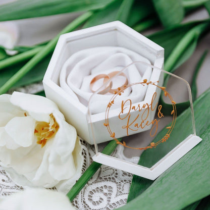 Біла дерев’яна шкатулка для обручок