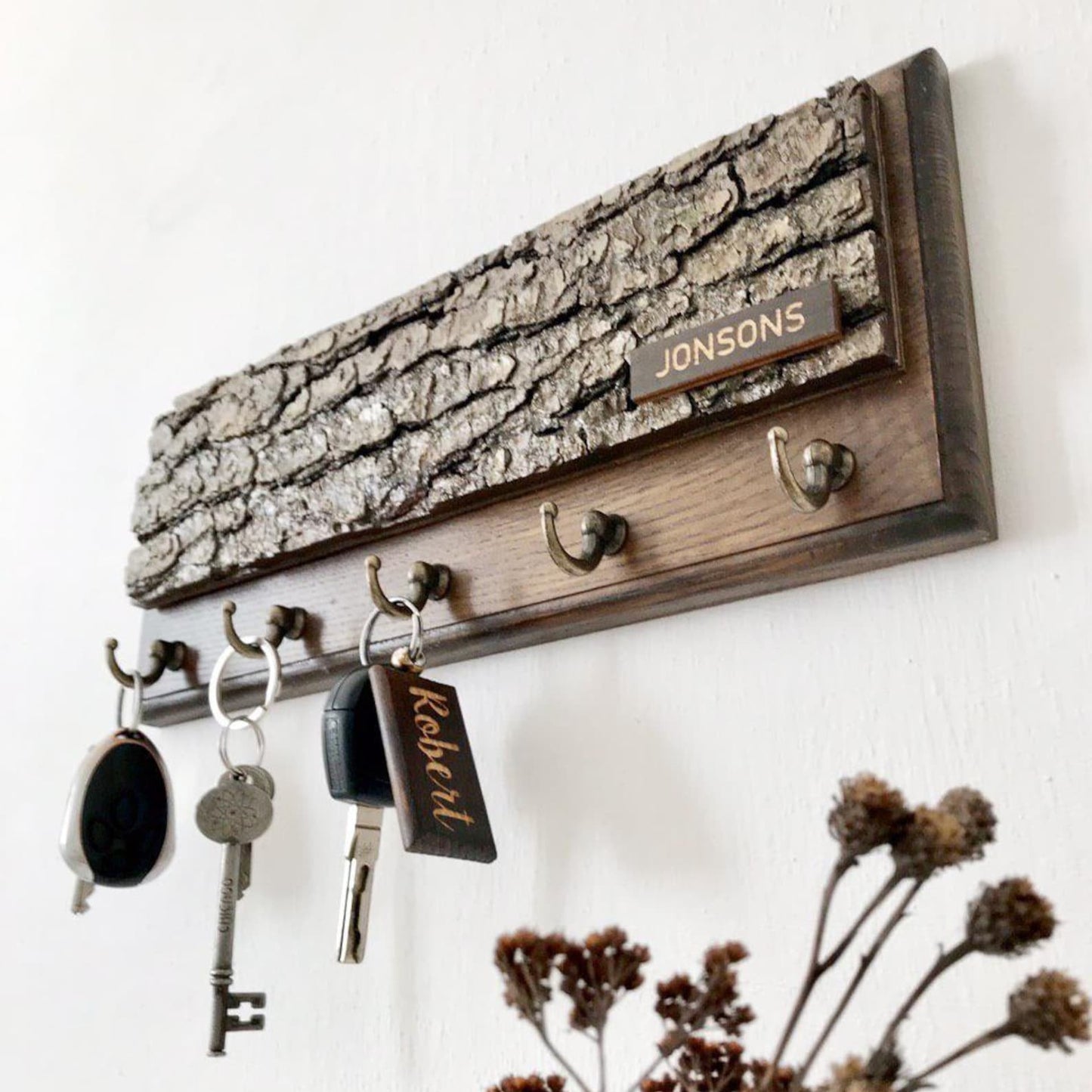 ключниця настінна з корою
Ключниця настінна з прізвищем
ящики для ключів
ключниця, в коридор
Настінна ключниця
